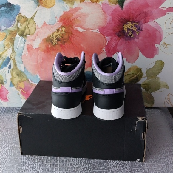 AIR JORDAN 1 MID SE GS  'HOUNDSTOOTH' SIZE 7Y. - Picture 5 of 11